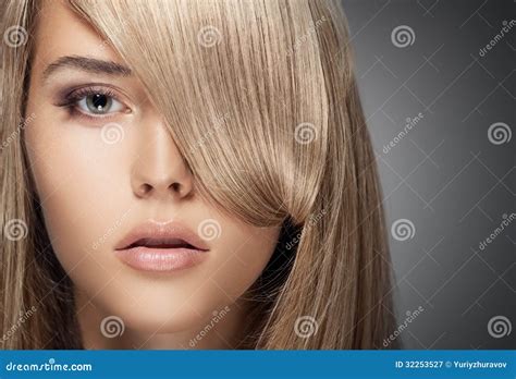 Belle Fille Blonde Longs Cheveux Sains Image Stock Image Du Renivellement Soin