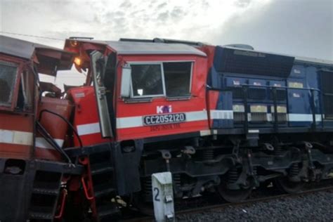 Dua Kereta Api Babaranjang Adu Banteng Di Lampung Tengah