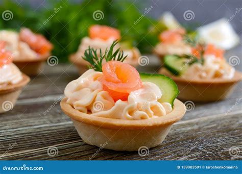 Tartlets Con El Queso Cremoso Y Los Salmones Salados En Un Fondo De