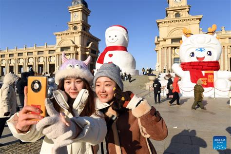 Boneco De Neve Gigante Chama Muita Aten O Em Harbin Xinhua