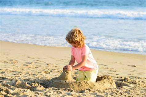 Menino Brincando Na Praia Nas F Rias De Ver O Crian As Construindo Um