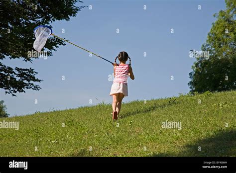 Girl catching butterflies Fotos und Bildmaterial in hoher Auflösung