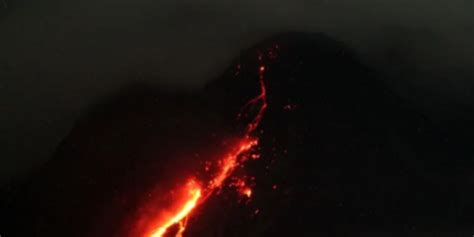 Gunung Merapi Delapan Kali Luncurkan Guguran Lava Pijar Hingga 1 8 Km