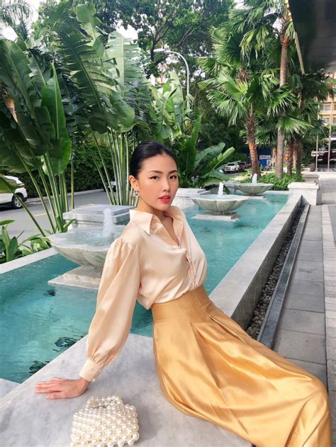 Hot girl tiếp viên hàng không lột xác gợi cảm khi tách khỏi đồng phục bay Báo Dân trí