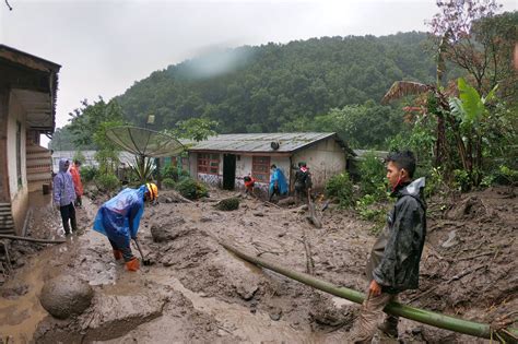 Foto Warga Bersihkan Rumah Dari Lumpur Sisa Banjir Bandang Gunung Mas