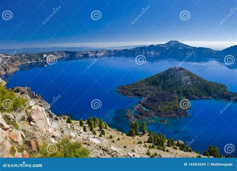 Wizard Island At Crater Lake Volcano In Oregon Stock Images - Image ...