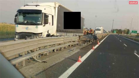 Tir Sfonda La Barriera E Invade La Corsia Opposta Tragedia Sfiorata