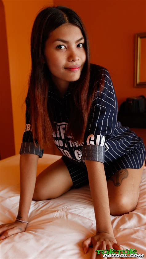 Cute Asian Amateur Prik Exposes Her Slim Figure And Gets Rammed In Pov