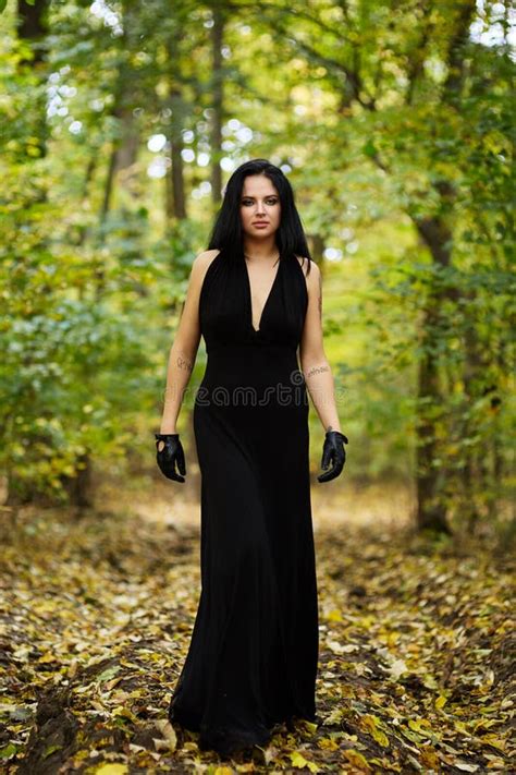 Sch Nheit Mit Langem Schwarzem Kleid Im Wald Stockfoto Bild Von Kleid