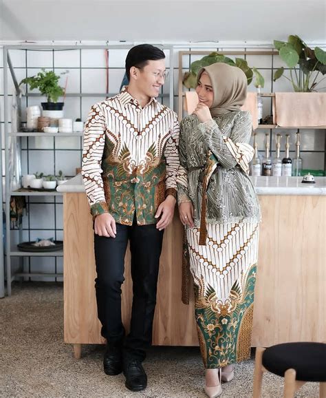 Batik Couple Model Baju Sarimbit Terbaru 2020 Yuk Temukan Baju Batik Modern Terbaru Di Iprice