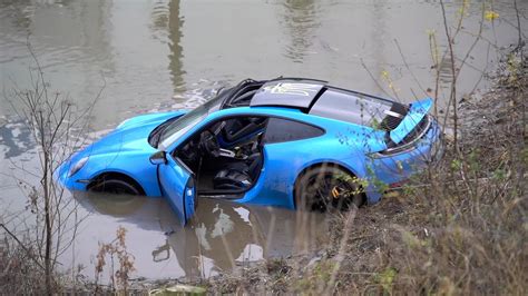 Porsche Belandt In Sloot Na Ontploffing In Auto NU Nl