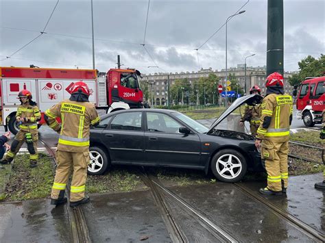 Kraków Wypadek w Nowej Hucie Auto zablokowało tramwaje Gazeta Krakowska