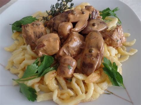 Steinpilz Gulasch Mit Sp Tzle Rezept Kochbar De