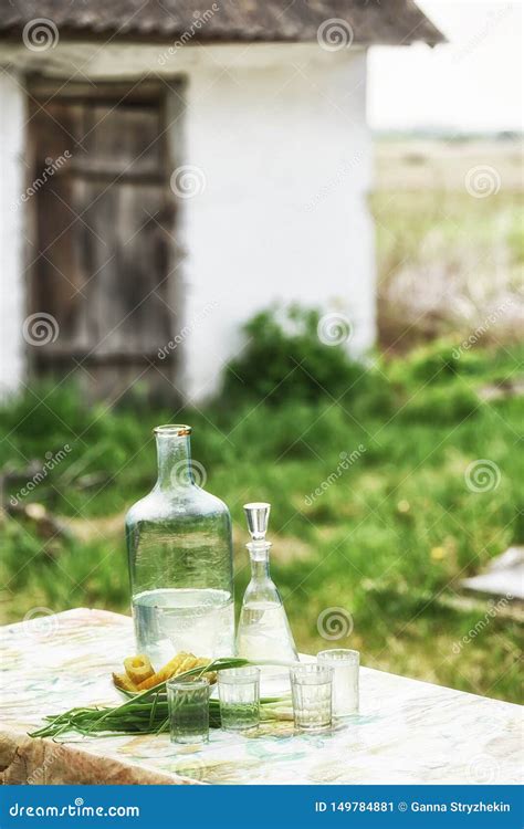 Alcohol Ilegal Hecho En Casa Alcoh Lico Fuerte De La Bebida En Los