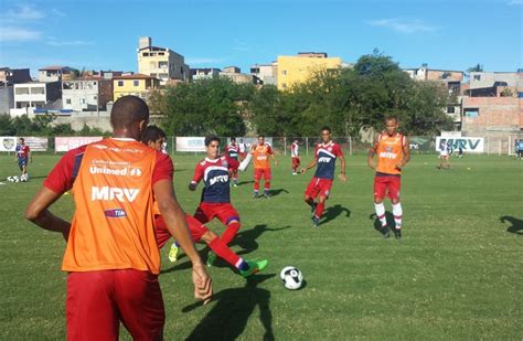 Atacante de 17 anos é promovido e treina titulares do Bahia ganham folga