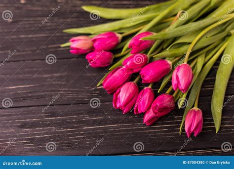 Roze Tulpen Op De Zwarte Achtergrond Vlak Leg Hoogste Mening Purpere