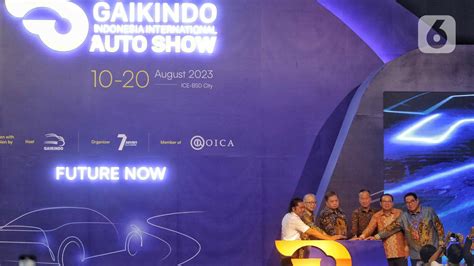 Momen Dua Menteri Jokowi Buka Pameran Otomotif GIIAS 2023 Foto