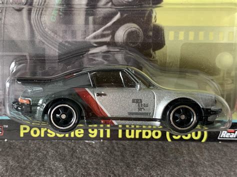 Hot Wheels Premium Replica Entertainment Cyberpunk Porsche Turbo HCP Hobbies