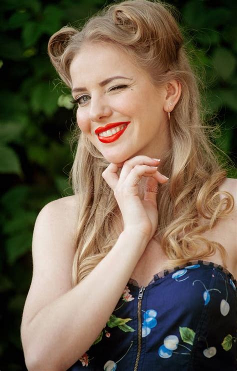 Blonde De Fille Dans Le Pin De Style Clignant De L Oeil Et Souriant Photo Stock Image Du