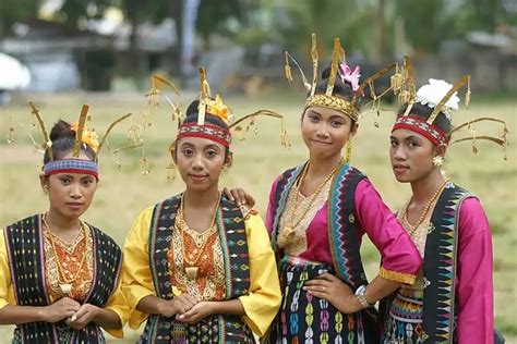 Pakaian Adat Ntt Sesuai Suku Punya Ciri Khas Yang Unik Orami