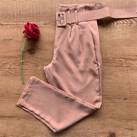 Calça Alfaiataria Slim Pences e Cinto Nude DONDOCA Dondoca Moda