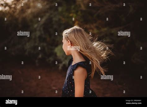 Blonde cheveux dans le vent Banque de photographies et dimages à haute résolution Alamy