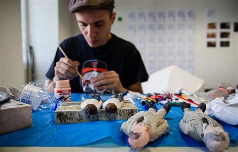 Isaac Cordal Et Son Street Art Sculptural Strip Art Le Blog