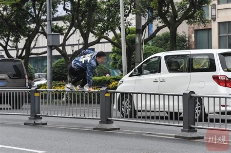 多图预警！成都这条马路，行人花式翻栏杆 天府龙泉驿