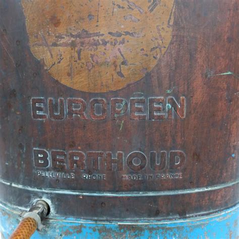 Ancien pulverisateur à dos en cuivre Vintage Berthoud Label Emmaüs