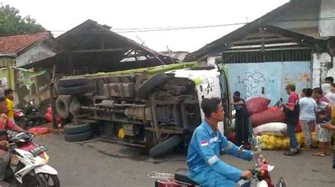 Truk Pengangkut Sayur Terguling Di Indramayu Timpa Motor Yang