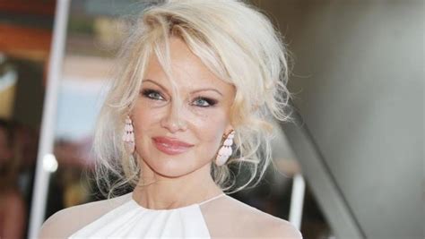 U 52 GODINI I DALJE MOŽE Pamela Anderson pozirala POTPUNO GOLA u