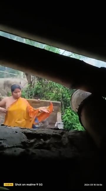 Mature Indian Aunties Outdoor Bathing Secretly Captured