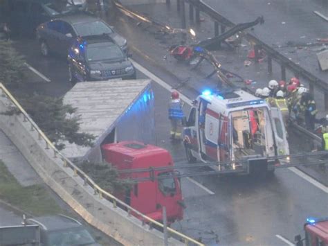 Katowice Koszmarny wypadek TIR a w tunelu Kierowca wypadł przez szybę