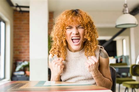 Mujer Bonita Latina De Cabello Rojo Joven En Un Nuevo Hogar Genial Foto Premium