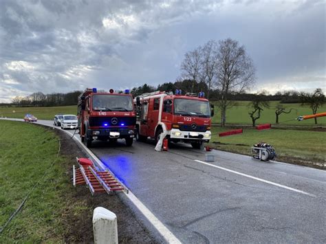 Baum Auf Fahrbahn PKW Wird Zu Verkehrsunfall PKW Unter LKW Eingeklemmt