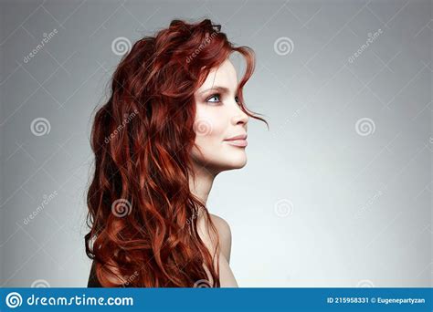 Hermosa Mujer Feliz Con El Pelo Rojo Rizado Imagen De Archivo Imagen De Adulto Cuidado 215958331