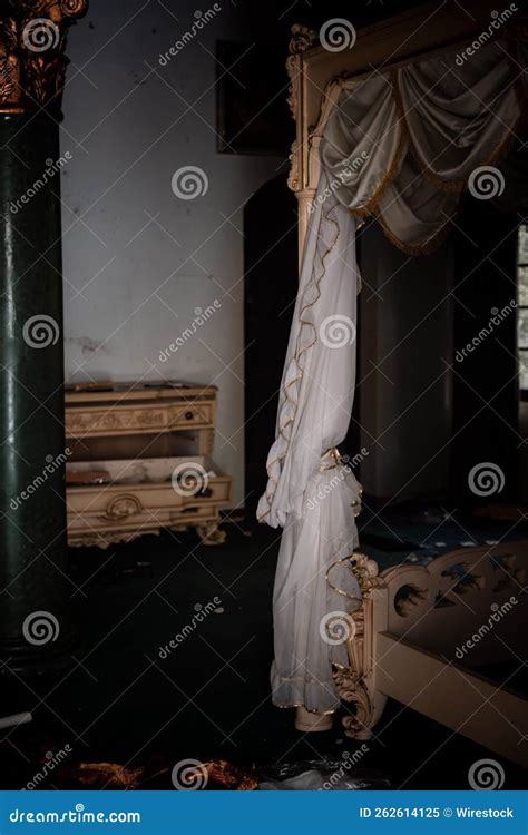 Abandoned Old Haunted Mansion Stock Image - Image of ghost, wood: 262614125