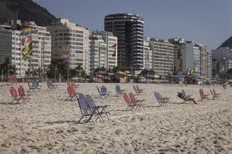 Lugar Marcado Na Areia Barraqueiros Loteiam A Praia De Copacabana