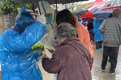 雨中这一把把撑起的伞，是最安心的守护