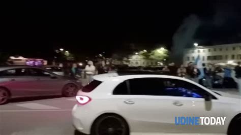 Video I Tifosi Del Napoli Festeggiano Lo Scudetto In Centro A Udine