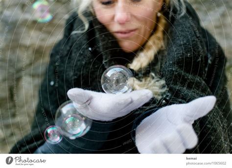 Frau Mit Seifenblasen Auf Der Hand Im Winter Ein Lizenzfreies Stock