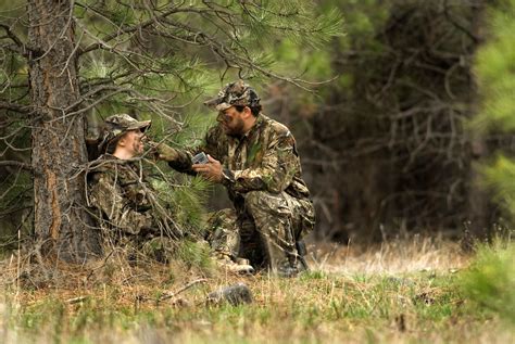 Reasons to Wear Camo Clothing When Hunting - LovingLocal