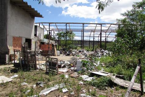 Terreno abandonado em Morada vira depósito de sucata