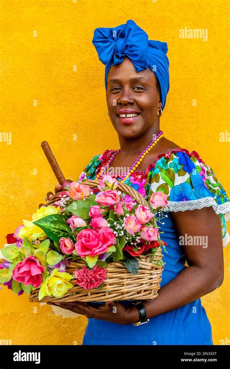 Femme Cubaine En Costume Traditionnel Banque De Photographies Et D