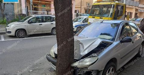 Perde Il Controllo Dell Auto E Si Schianta Contro Un Albero Foto 2 Di