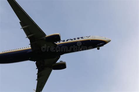 Jet De Ryanair Boeing Volant Dans Le Ciel Vue De Dessous Photographie