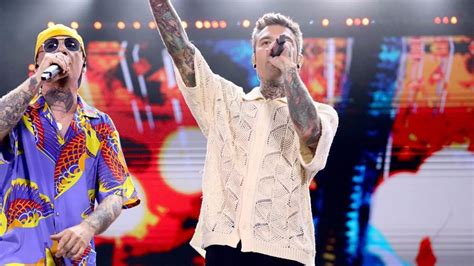 Fedez A Battiti Live Con I Sabot Carrarmato Quanto Costano Le Scarpe