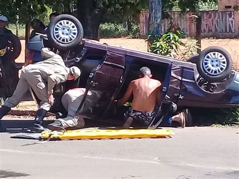 Idoso fica preso nas ferragens após capotar o carro Portal TOP Mídia News