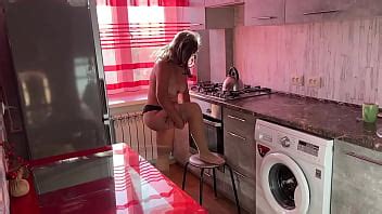 Una milf en medias y tanga sueña con sexo anal en el suelo de la cocina XVIDEOS