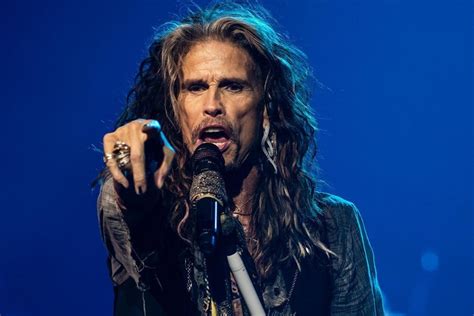 Aerosmith adia shows para 2024 após Steven Tyler fraturar laringe